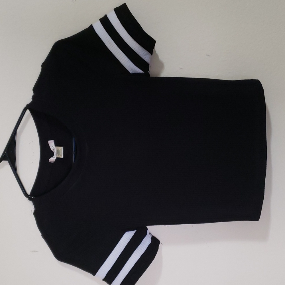 Women's medium crop top shirt black with white stripes on sleeve